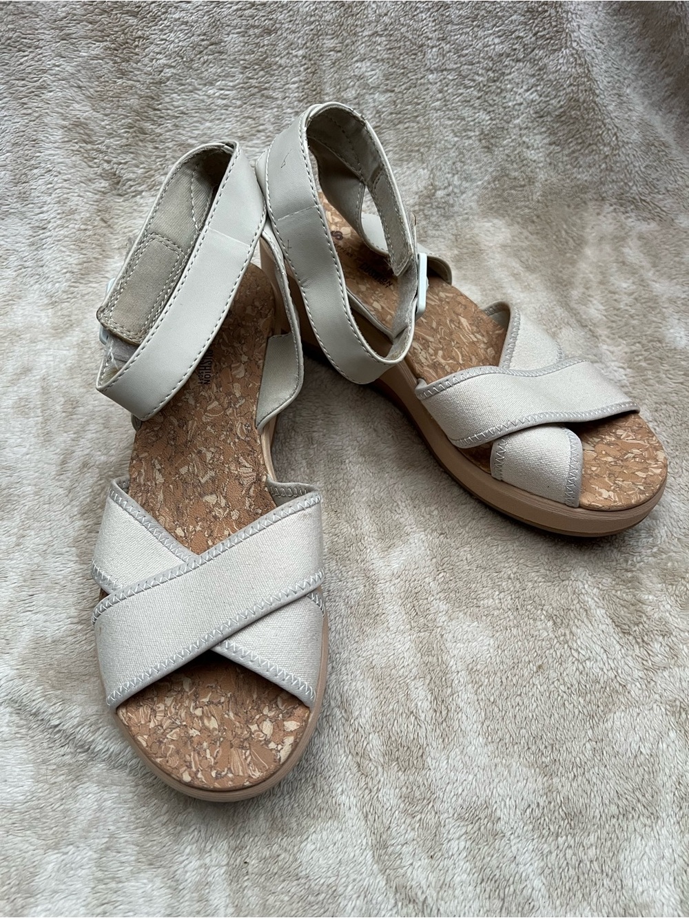 Clarks Women's Light Cream Crossover Strap Sandals size 9